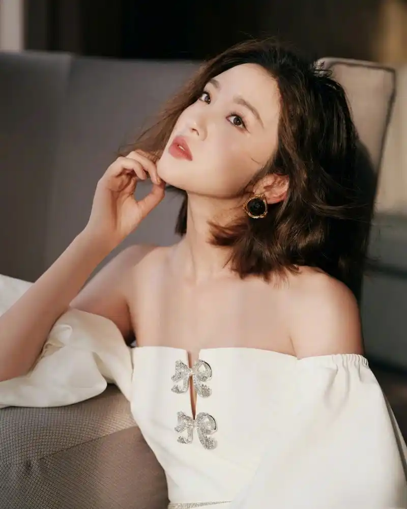 唐艺昕白玫瑰侧颜照组图