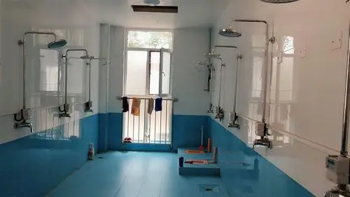男生浴室