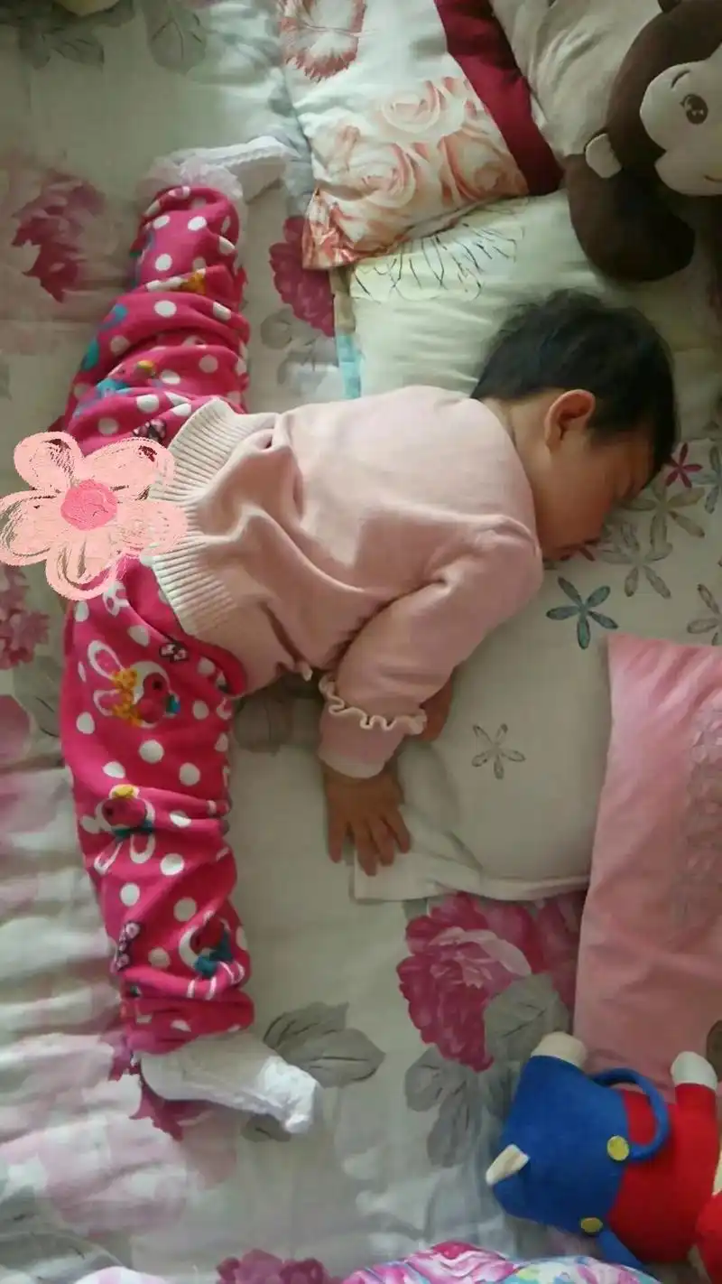 十个多月就会劈叉,穿尿不湿就会一字马的小可爱又来了,上个视频97了