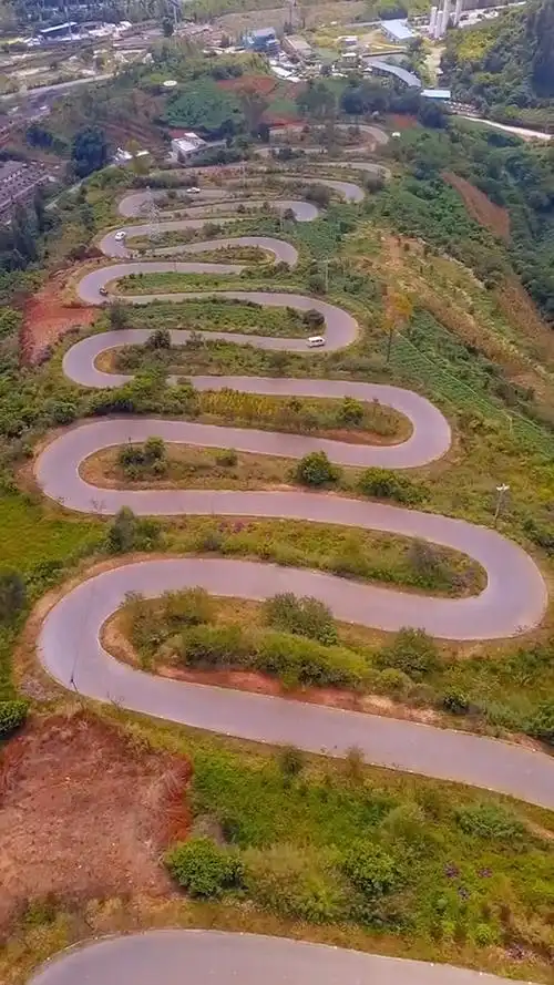 云南宜良一条神奇的山路,看这弯弯曲曲的样子,谁敢在上面开车