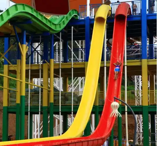 感受自由落体的惊险与刺激一路飞流直下在高低起伏的滑道上滑行从滑梯