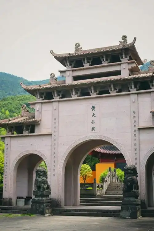 在黄大仙祖宫的赤松宫与灵宫殿之间有一个祭坛,朋友和站在阴阳鱼眼处