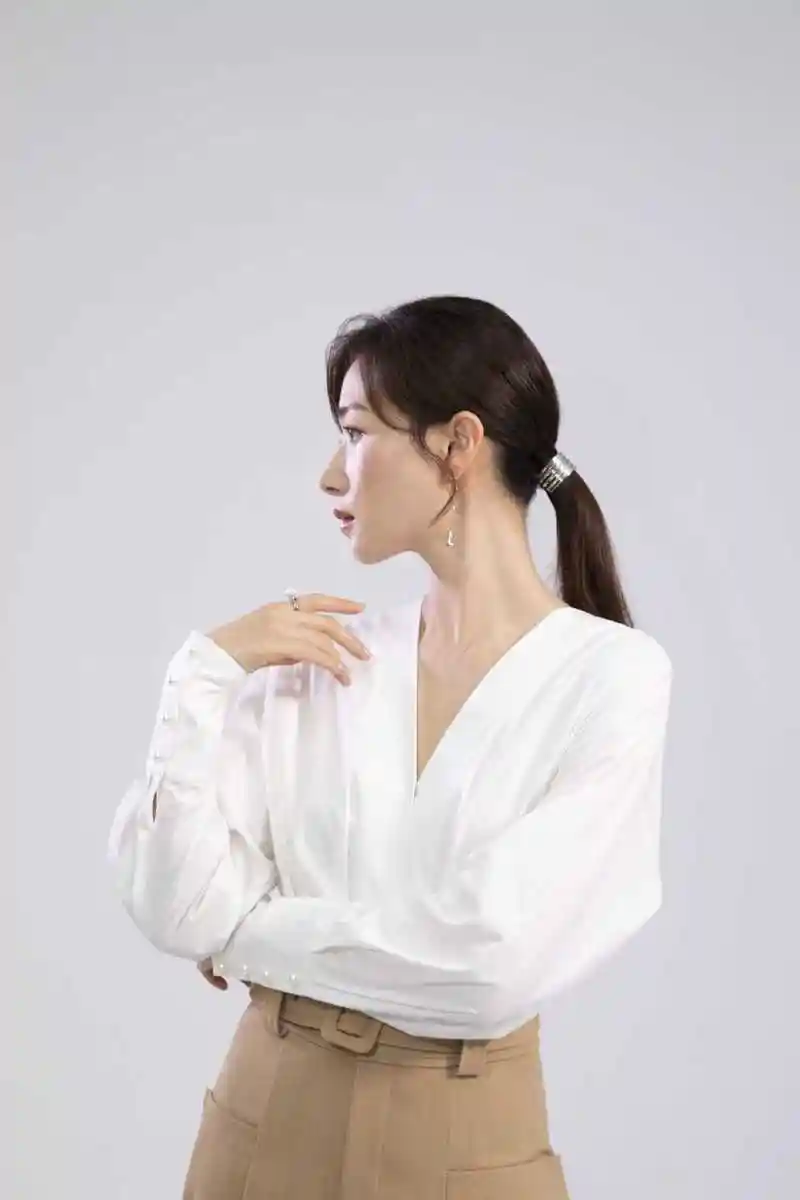 原创万茜剪掉10年长发好帅,穿西服搭配短裤凸显出强大气场,时髦迷人