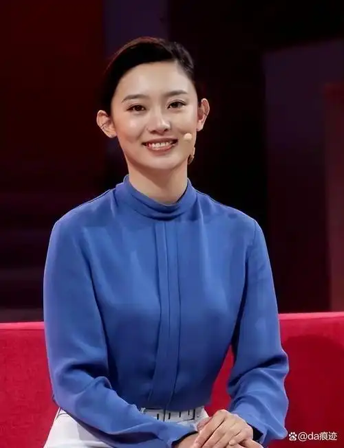 在2019年,李七月不畏挑战,再次投身于央视主持人大赛的激烈角逐中.