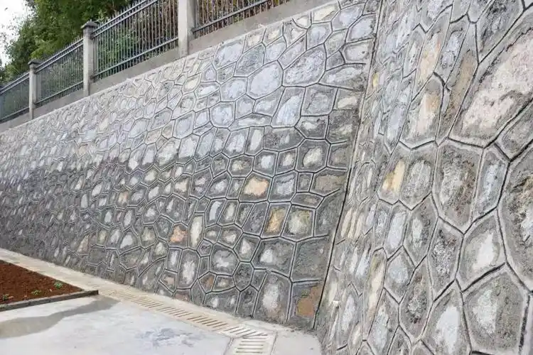 在项目部驻地建设中,首先对挡墙施工提出了控制坡率,墙体平顺,內实外