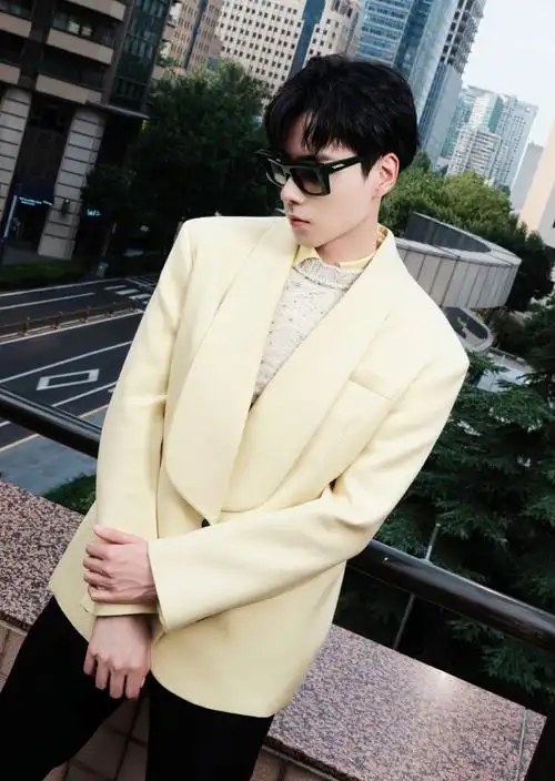 胡一天超话|#一天三两事#之#定格这一天#时尚day@胡一天啊秀场look,洋