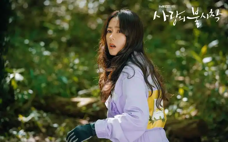 孙艺珍爱的迫降剧照图片壁纸