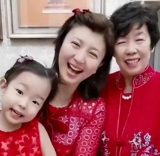 闫学晶一开始与继女的关系并不融洽,因此她一直对女儿很宽容.