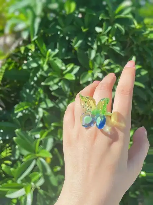 蝴蝶玻璃戒指阳光下折射绝美手都变好看了