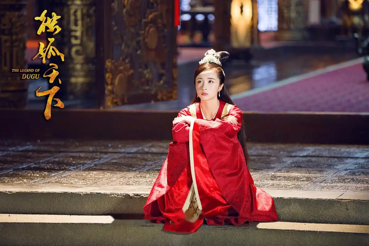 独孤天下胡冰卿胡冰卿独孤伽罗  身着霞帔鸳鸯袄,银钗金钿珍珠屏 手持