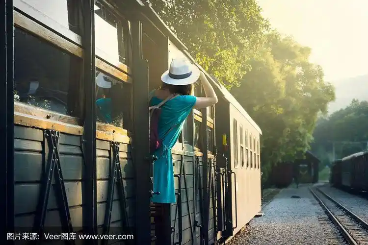 旅行者女孩正乘火车离开车站.