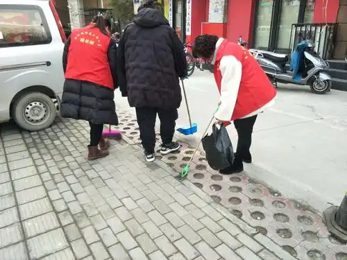 工作人员清洁地面垃圾,保持路面干净整洁.