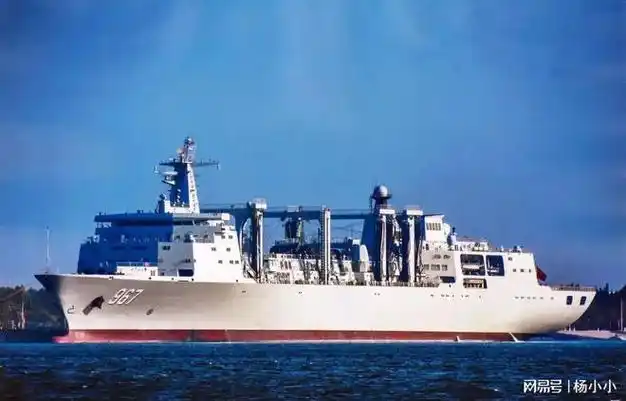 中国海军901型远洋综合补给舰强大的海上力量