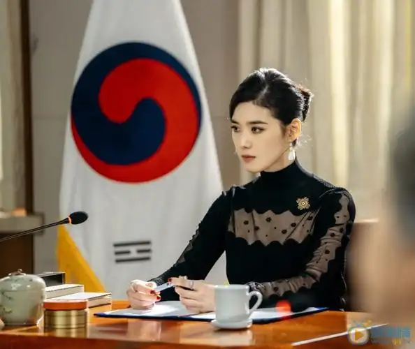 【the king:永远的君主】女二郑恩彩中央圣马丁毕业私下系素颜靓女