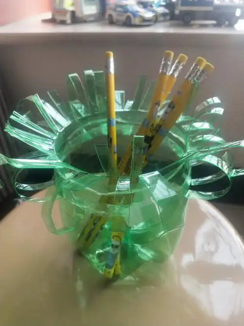 这个是我用废饮料瓶做的笔筒