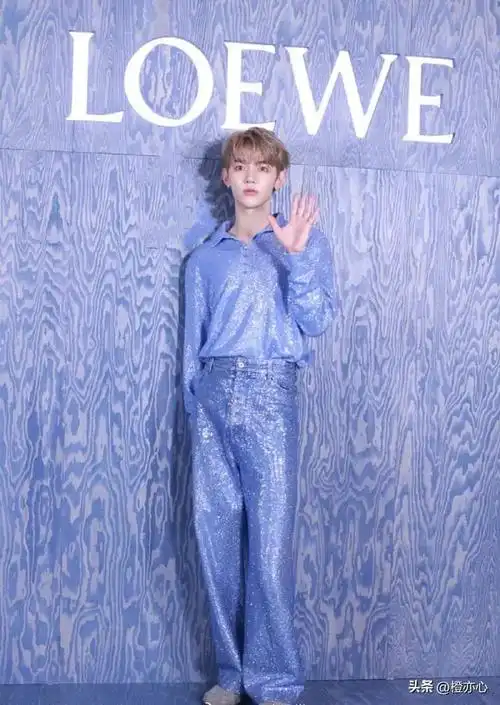 只比吴磊小了1岁的章昊,身穿亮闪闪的蓝色套装出镜,配着金发白皙脸,颇