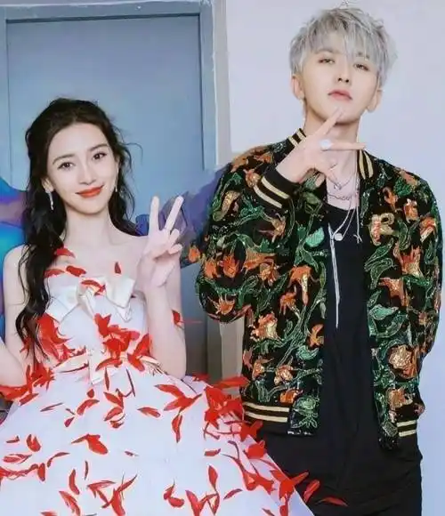 蔡徐坤不愧是cp体质不仅与lisa组cp如今又和baby组姐弟cp