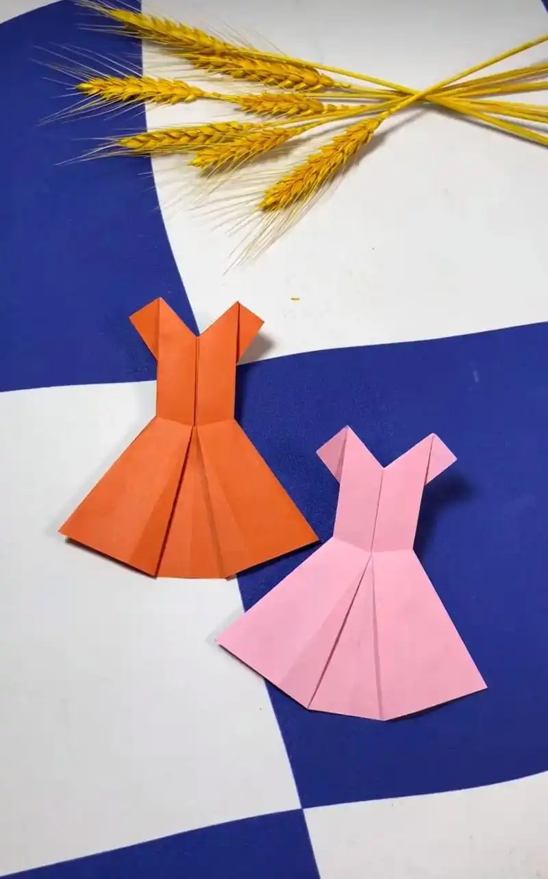 今天教大家做一款漂亮的连衣裙折纸 简单易学  小朋友都能学会 - 抖音