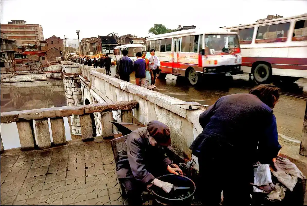 90年代贵阳的8路中巴车,据说是最好跑的一条路线,因为此路段 - 抖音