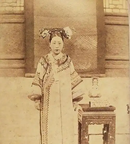 努尔哈赤建立八旗制度以后,"旗人"的装束,便成为"旗袍"(满语称"衣介")