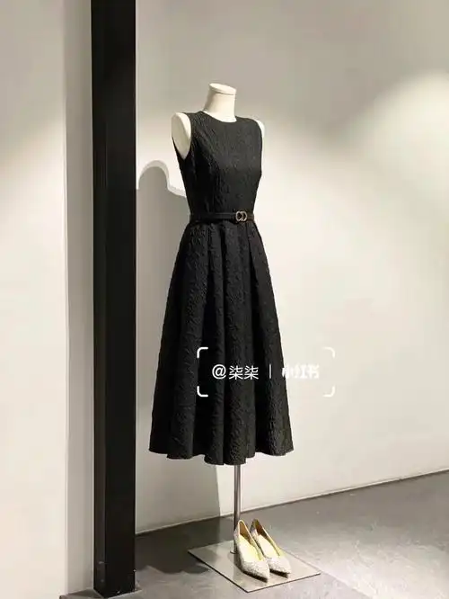 迪奥新款小黑裙