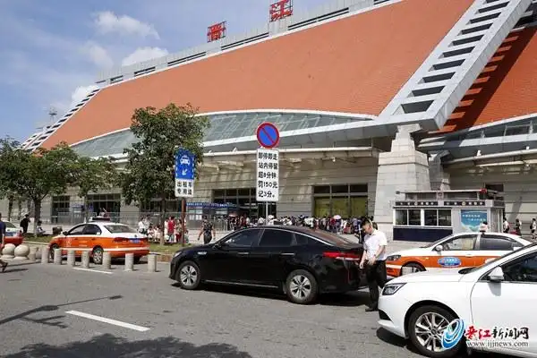 晋江火车站门口限时停留8分钟首日 300辆违停车辆被抓拍