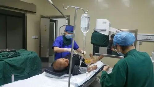 中医院第一例糖尿病性周围血管病变行左股动脉穿刺右股动脉介入治疗术