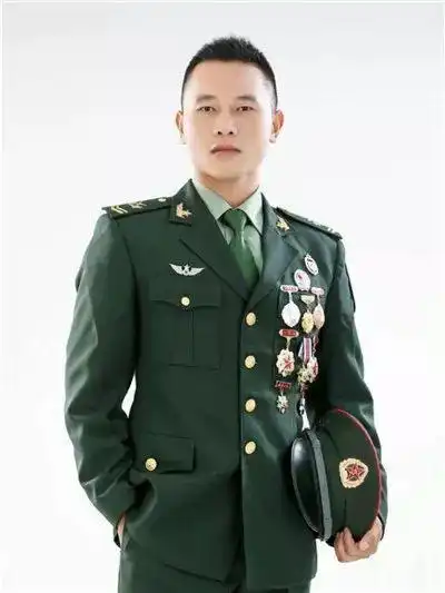 兵哥哥晒18岁军装照!网友留言:这是我男友!