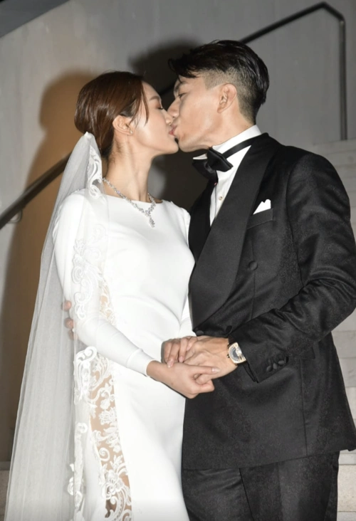 袁伟豪举办签字仪式张宝儿戴14个龙凤镯出嫁嫁妆至少四千万