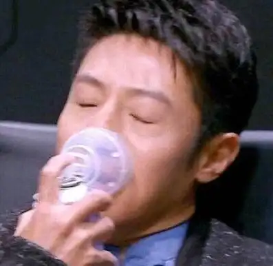 撒贝宁再贡献吸氧表情包,这位央视主持人,究竟多有梗