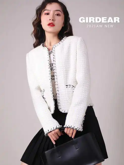 秋天是一个短暂却最适合穿搭的季节 白色小香风外套一下子让人温柔了