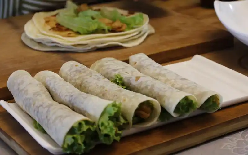 李姐做了6个薄饼鸡肉卷,饼薄"如纸",肉酥嫩滑,做法很简单,家人吃了都