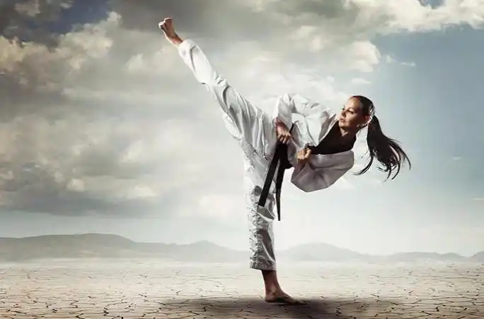 身材一级棒的跆拳道美女演示一字马,720度旋风踢!