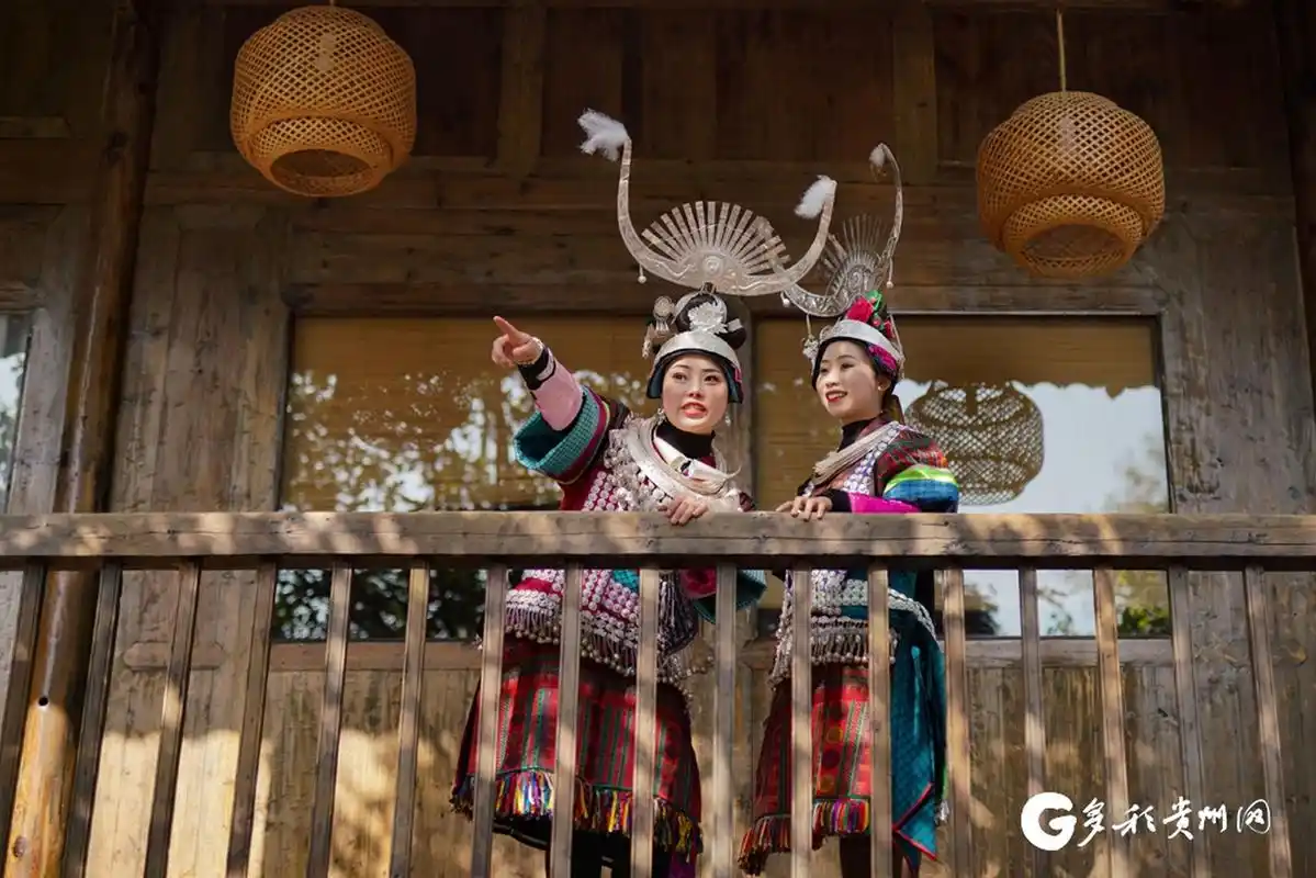 近日,贵州省黔东南苗族侗族自治州凯里市舟溪镇青曼苗寨,举办村寨文化