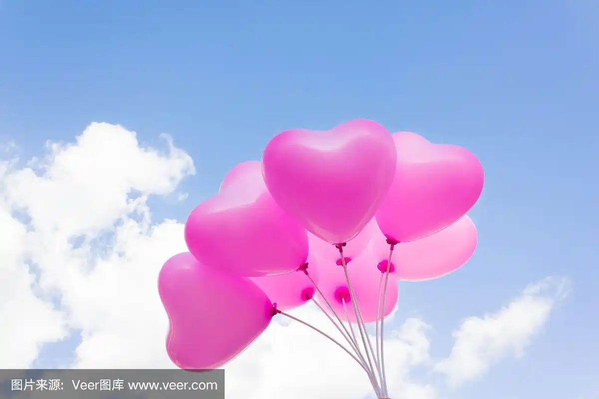 一组可爱的粉色心形气球在蓝天上