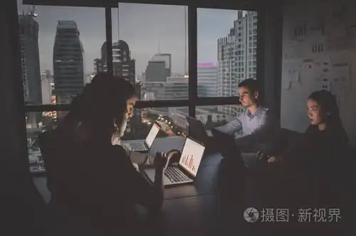 一群在夜间加班的商务人员.商人们对办公室工作很认真.