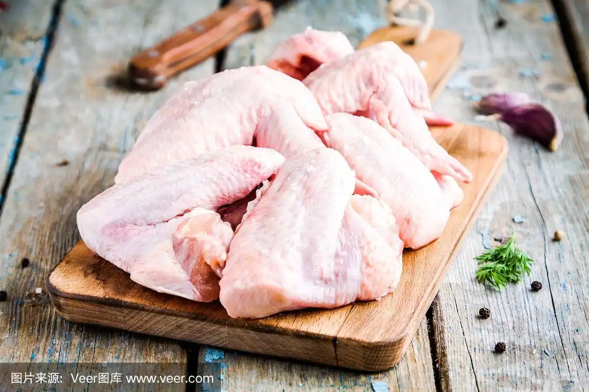 新鲜的生鸡翅放在砧板上