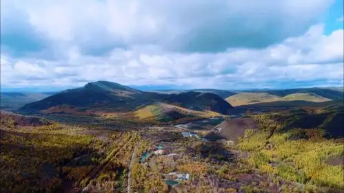 站在峰顶,环顾四方,大兴安岭西南麓的风光尽收眼底……连绵起伏的山脉