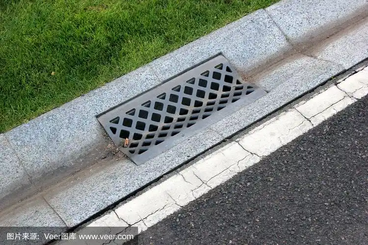 公园的路边和雨水排水系统