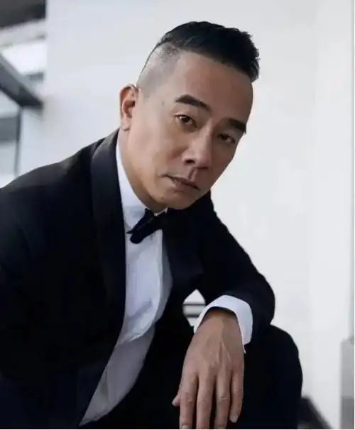 然而,外表繁华靓丽的香港实际上特别残酷,时刻遵守的弱肉强食的丛林