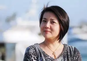 温文尔雅的"东方之女" 银幕里走出的房地产职业经理人