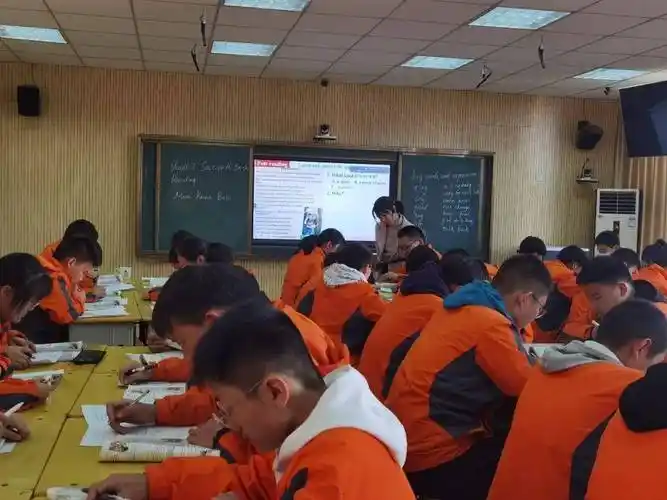 宜昌市长江中学姚思琪老师执教课后,市教科院黄海燕老师分别对三堂课