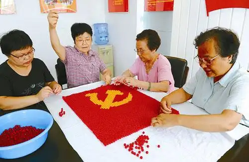 3000颗珠子串成一面党旗