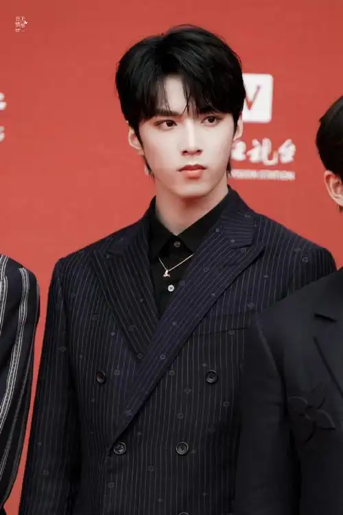 刘耀文绿色西装造型剧照##刘耀文橙色衬衫绿西服造型