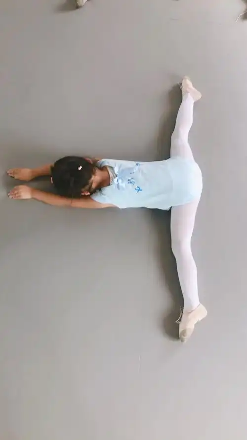 示范小朋友:苏熙 张雯婕 对脚盘坐上身前伏 地面前压腿