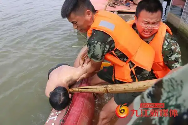 消防官兵打捞到该男子经过近半个小时的救援,溺水男子被成功找到,消防