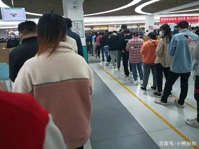 实拍某大型工厂,食堂排队吃饭实景