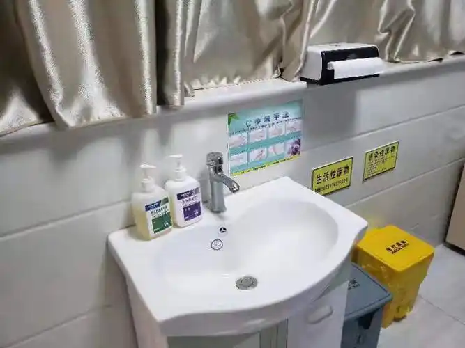 逐个走进医院的工作间,记者看见,每个工作间除必备洗手池外,还有皂液