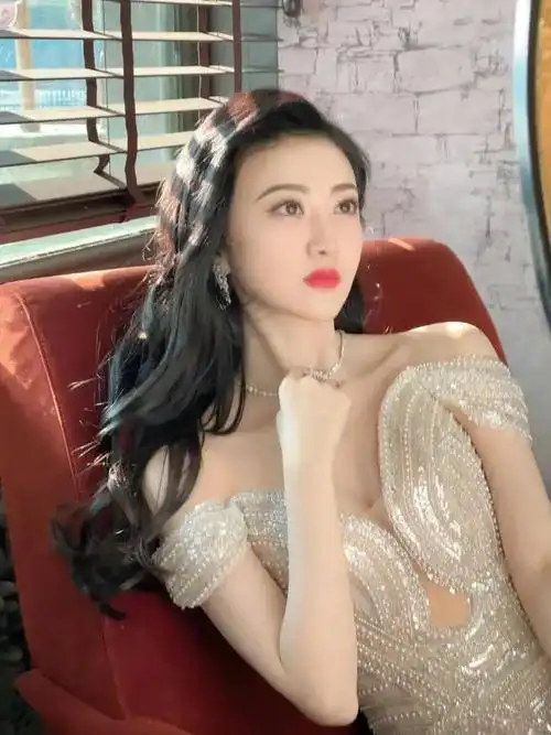 景甜深v一字肩礼服大秀事业线侧卧在地姿势慵懒时尚迷人令人着迷