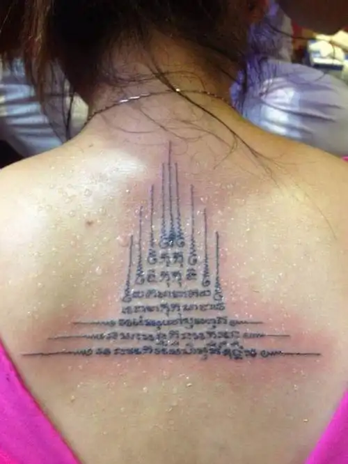 美女是张歆艺忠实粉丝,对泰国刺符也非常着迷.所以选择了九层塔.